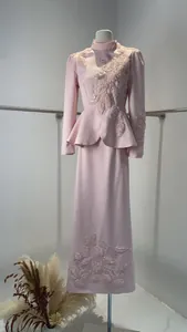 Élégant ensemble tailleur peplum rose avec broderie florale 3D et sequins détaillés
