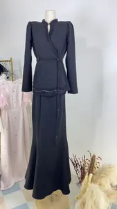 Élégant ensemble de soirée noir perlé à manches longues et col en V sur un mannequin