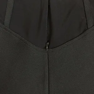 Détail en gros plan de la fermeture éclair invisible et du tissu en maille noire