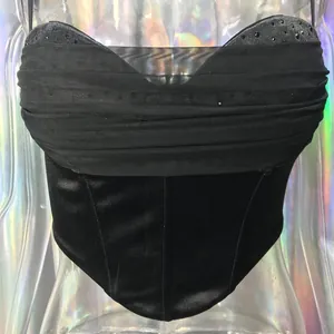 Detailansicht eines schwarzen Netz-Corsetts mit Strass-Herz-Ausschnitt und Fischgräten.