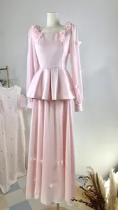 Détail de la robe longue rose de style français avec appliques de papillons en 3D