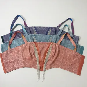 Vue détaillée des crop tops corset à paillettes avec franges et fines bretelles