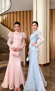 Elegante completo in pizzo a due pezzi con colletto alla coreana e maniche a sbuffo