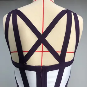 Détail d'une robe bandage bicolore violette et blanche avec des bretelles croisées dans le dos