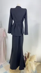 Ensemble élégant noir deux pièces avec haut à manches longues et jupe longue
