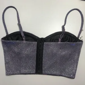 Detailansicht der Rückseite eines lila glitzernden Bustier-Tops mit verstellbaren Trägern