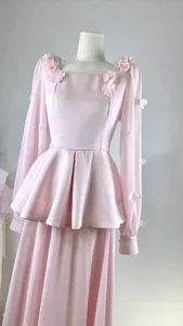 Vue détaillée d'une élégante robe rose de style français avec des appliqués de fleurs en relief