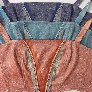 Gros plan de bustiers pailletés avec détails de franges métalliques en plusieurs couleurs