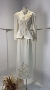 Vue détaillée d'un élégant ensemble robe de costume blanc avec broderie florale