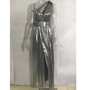 Vista detallada de un vestido de noche plateado metalizado de un hombro en maniquí frontal