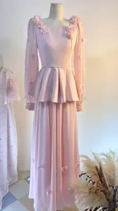 Vue détaillée d'une robe rose à fleurs et nœuds 3D sur un mannequin de style français