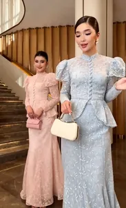 Elegante set in pizzo con colletto alla coreana, maniche a sbuffo e orlo a peplo.