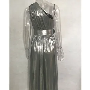 Vista trasera detallada de un elegante vestido de noche plateado con diseño plisado