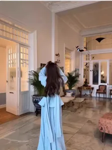 Κομψό γαλάζιο σετ πλισέ φούστας με ανάγλυφα μανίκια γάζας σε πολυτελή εσωτερικό χώρο