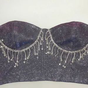 Nahaufnahme eines funkelnden Bustier-Tops mit eleganten Strass-Fransen-Details.