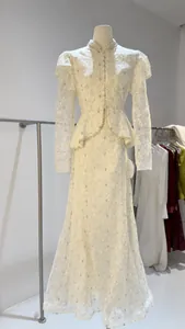 Vista completa dell'abito in pizzo crema con intricati dettagli di ricamo floreale