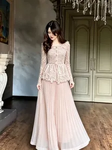 Ensemble élégant de style français avec haut en dentelle et jupe longue plissée rose