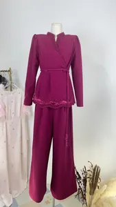 Ensemble magenta élégant avec manches longues, col en V et embellissements de perles.