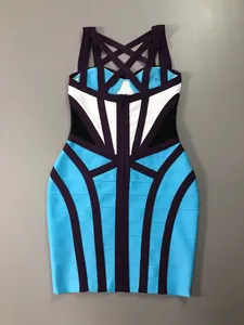 Détail du dos d'une mini-robe bandage moulante avec des bretelles croisées colorées