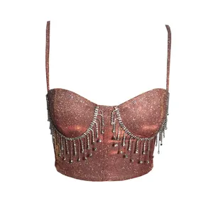 Detailansicht der sexy roségoldenen Glitzer-Camisole mit funkelnden Strass-Quasten
