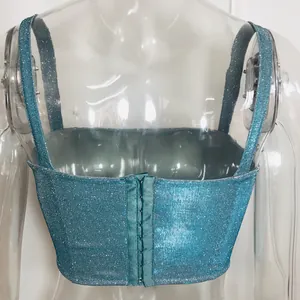 Détail de la fermeture à crochets au dos d'un débardeur court bleu scintillant sexy