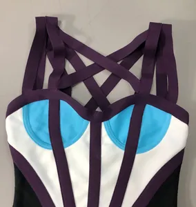 Détail d'une robe bandage sexy avec des bretelles croisées violettes et blocs de couleur
