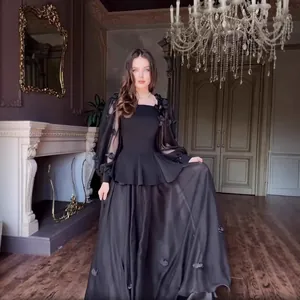 Robe trapèze noire élégante style français avec détails de papillons 3D sur les manches.