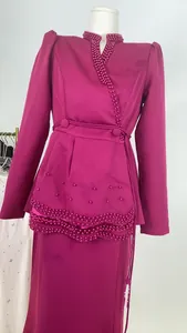 Vue détaillée d'un ensemble veste à basque et jupe magenta élégant avec broderies de perles