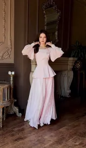 Robe longue rose pâle élégante avec manches bouffantes et taille basque, décor vintage