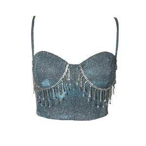 Detailansicht eines blauen Glitzer-Bustiers mit funkelnden Strass-Fransen-Details