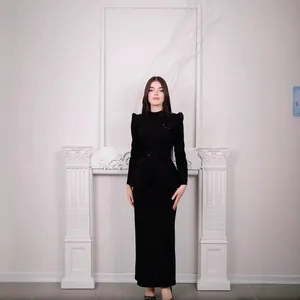 Élégant ensemble tailleur noir texturé avec broderie sur mannequin dans un décor blanc