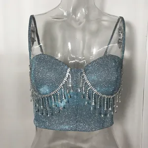 Detailansicht eines sexy blauen Pailletten-Tops mit funkelnden Strassfransen auf einer Glaspuppe.