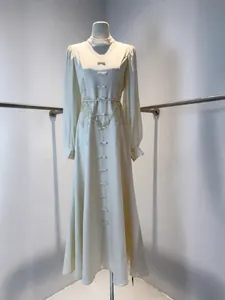 Elegante vestido largo francés de color crema con mangas largas y flores de encaje