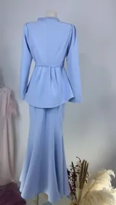 Vue arrière détaillée d'un ensemble haut à basques et jupe longue bleu clair avec perles