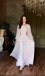 Élégante robe péplum rose pâle deux pièces avec manches bouffantes transparentes de soirée
