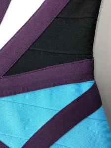 Gros plan montrant les tissus élastiques et le design color-block de cette robe bandage moulante