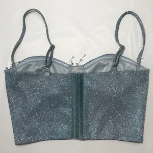 Silberner Glitzer Bustier Crop Top mit Strassfransen und Hakenverschluss hinten.