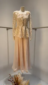Détail de l'ensemble élégant avec haut à basques en dentelle et jupe longue plissée