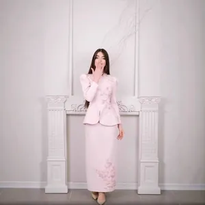 Ensemble tailleur rose élégant avec broderies papillon et jupe longue assortie