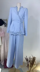 Élégant ensemble deux pièces bleu clair avec des détails en perles sur le col