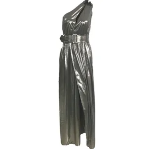 Elegante vestido de noche plateado de un hombro con abertura lateral y cinturón gris