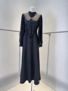 Vista detallada de un elegante vestido largo negro francés con mangas de malla