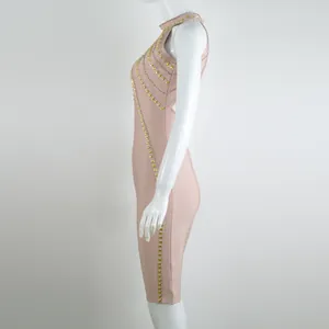 Vista laterale di un abito a fascia rosa con intricati decori di borchie dorate dorate