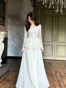 Ensemble élégant de style français avec haut en dentelle blanche et jupe longue plissée