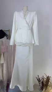 Élégant haut cache-cœur blanc à manches longues avec perles et ensemble jupe longue