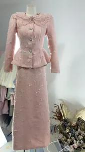 Elegantes rosa Tweed-Zweiteiler-Set mit Spitzenkragen und 3D-Blumenapplikationen