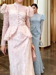 Elegante completo in pizzo a due pezzi con maniche a sbuffo e vita peplum in rosa