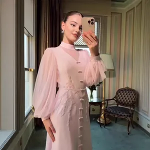 Elegante vestido rosa de estilo francés con flores de encaje y mangas de linterna