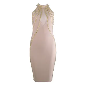 Vista dettagliata dell'abito fasciante beige con perline dorate e intaglio in mesh