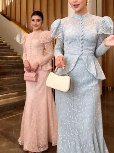 Elegante set in pizzo a due pezzi con colletto rialzato, maniche a sbuffo e gonna